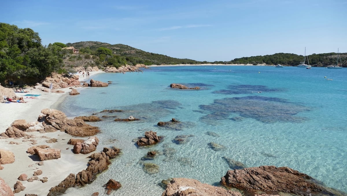 Türkisfarbene Cala Mondragó mit Felsen, glasklarem Wasser und mediterraner Natur im Süden Mallorcas
