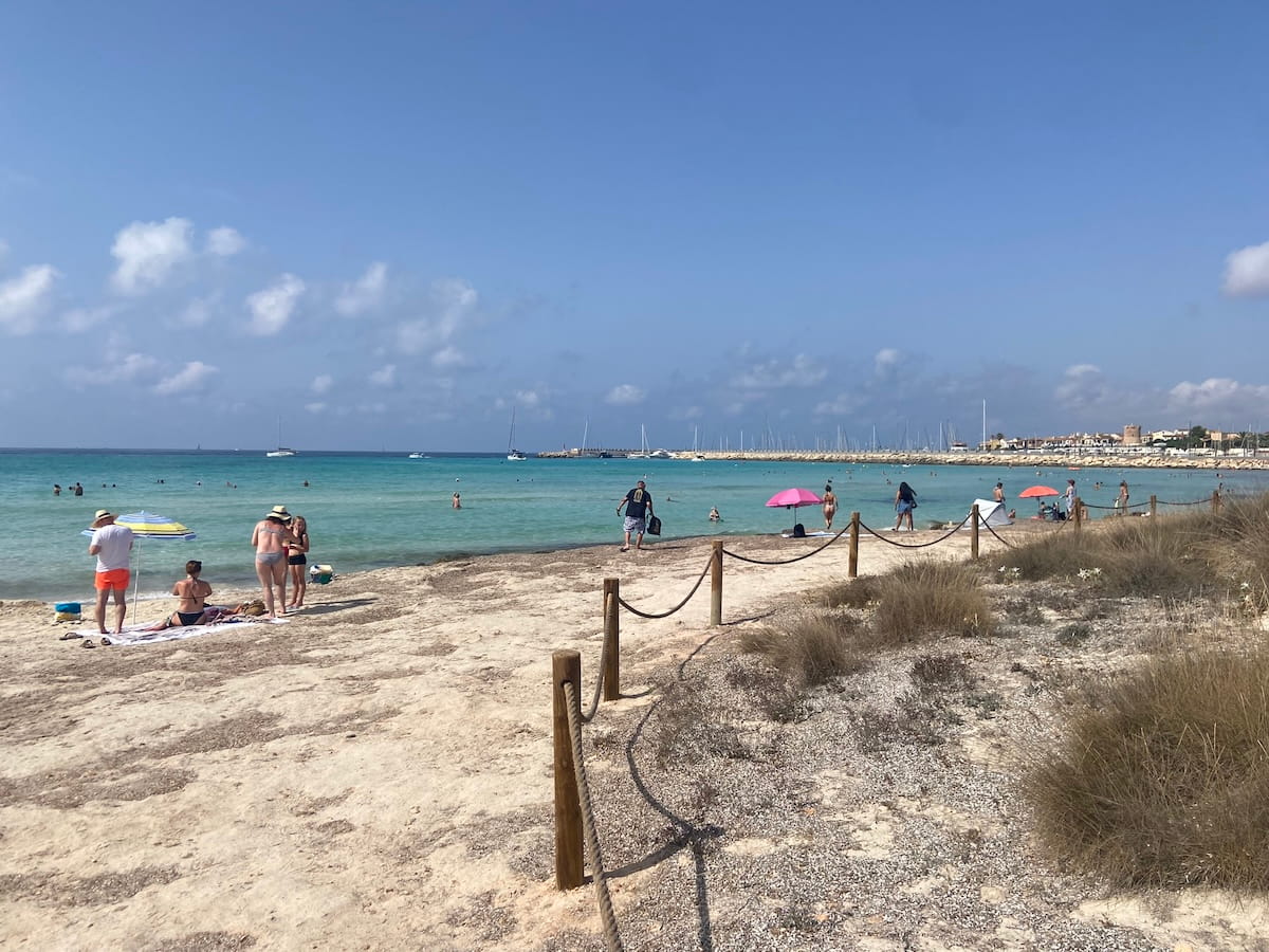 Dünenweg am Es Trenc mit Blick auf türkisfarbenes Meer und Colònia de Sant Jordi