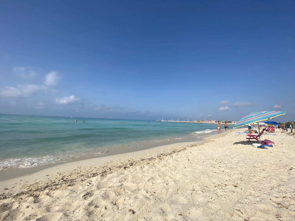 Es Trenc Naturstrand auf Mallorca mit weißem Sand, türkisfarbenem Wasser und Blick Richtung Sa Rápita