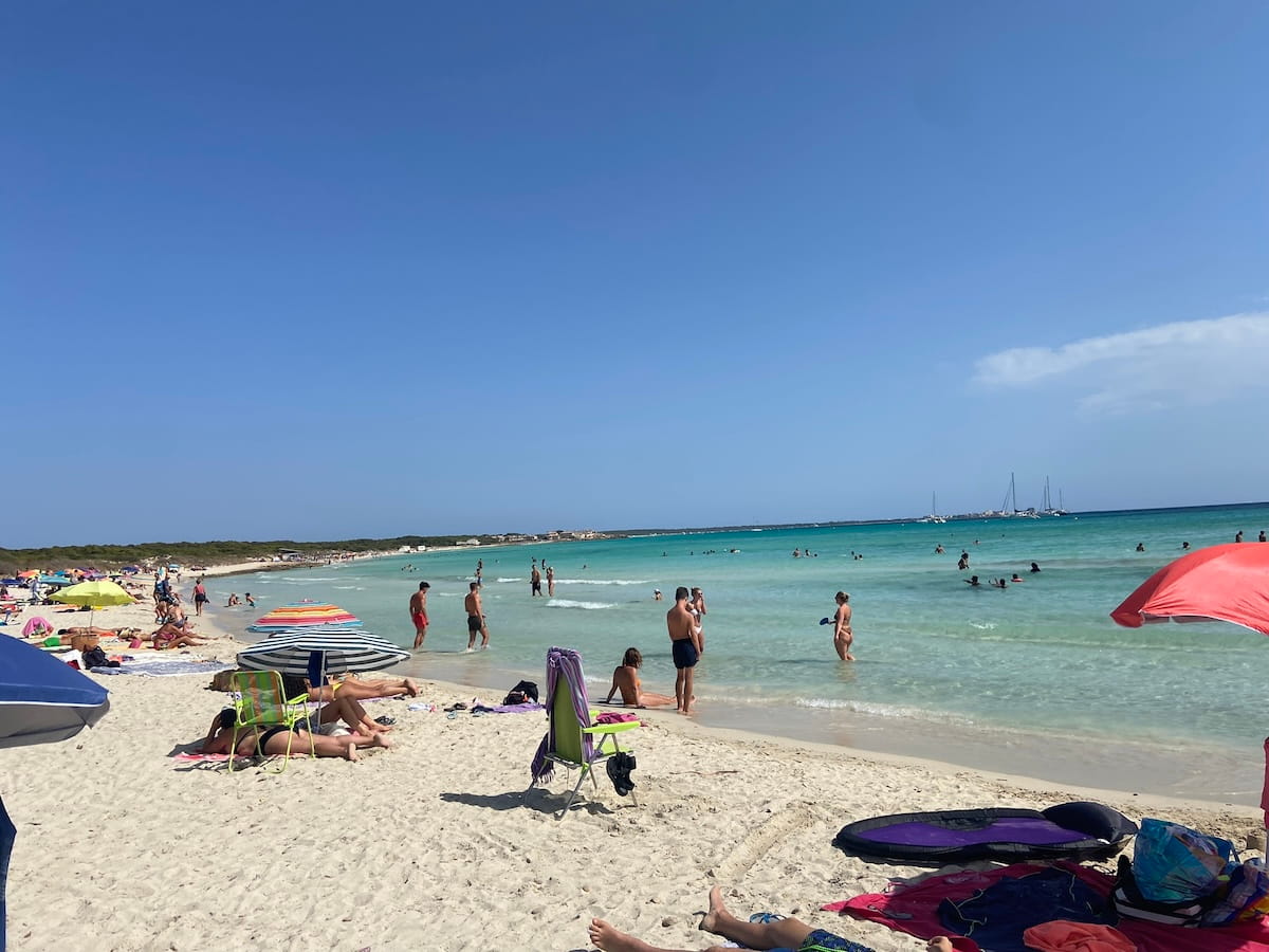 Weitläufiger Sandstrand Es Trenc mit türkisfarbenem Meer und entspannter Urlaubsatmosphäre auf Mallorca