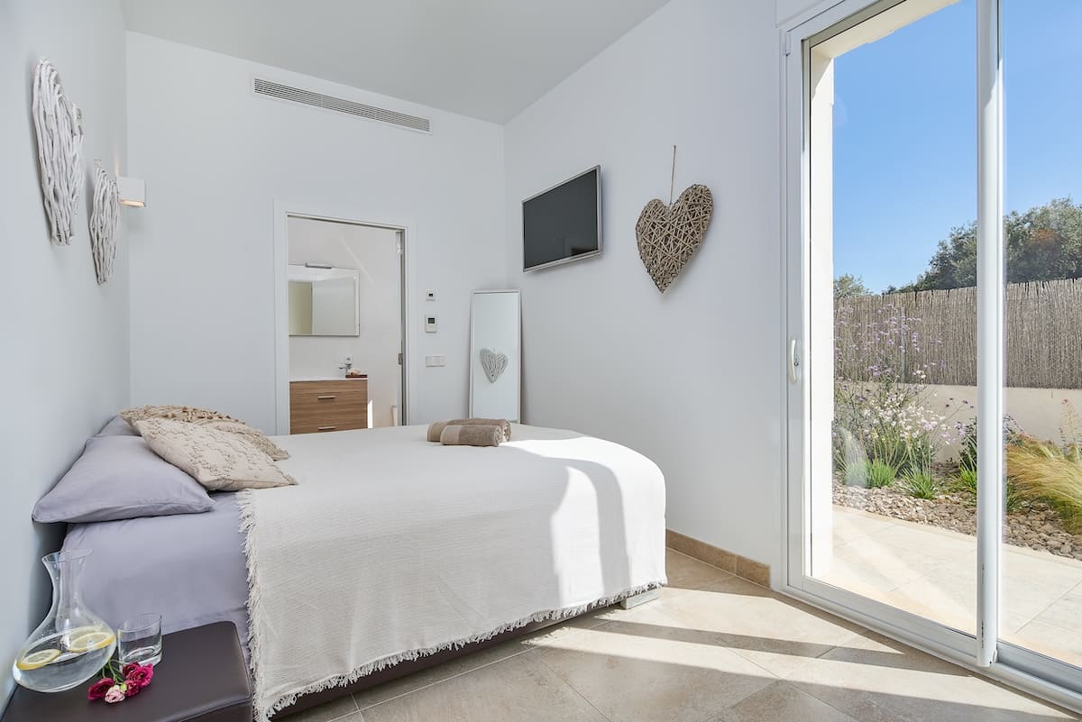 villa-mallorca-bett-gartenausgang