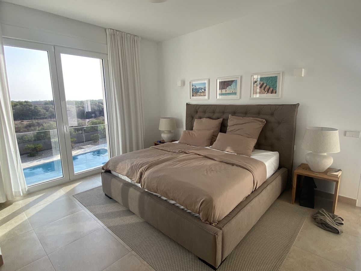 villa-mallorca-schlafzimmer-gartenblick