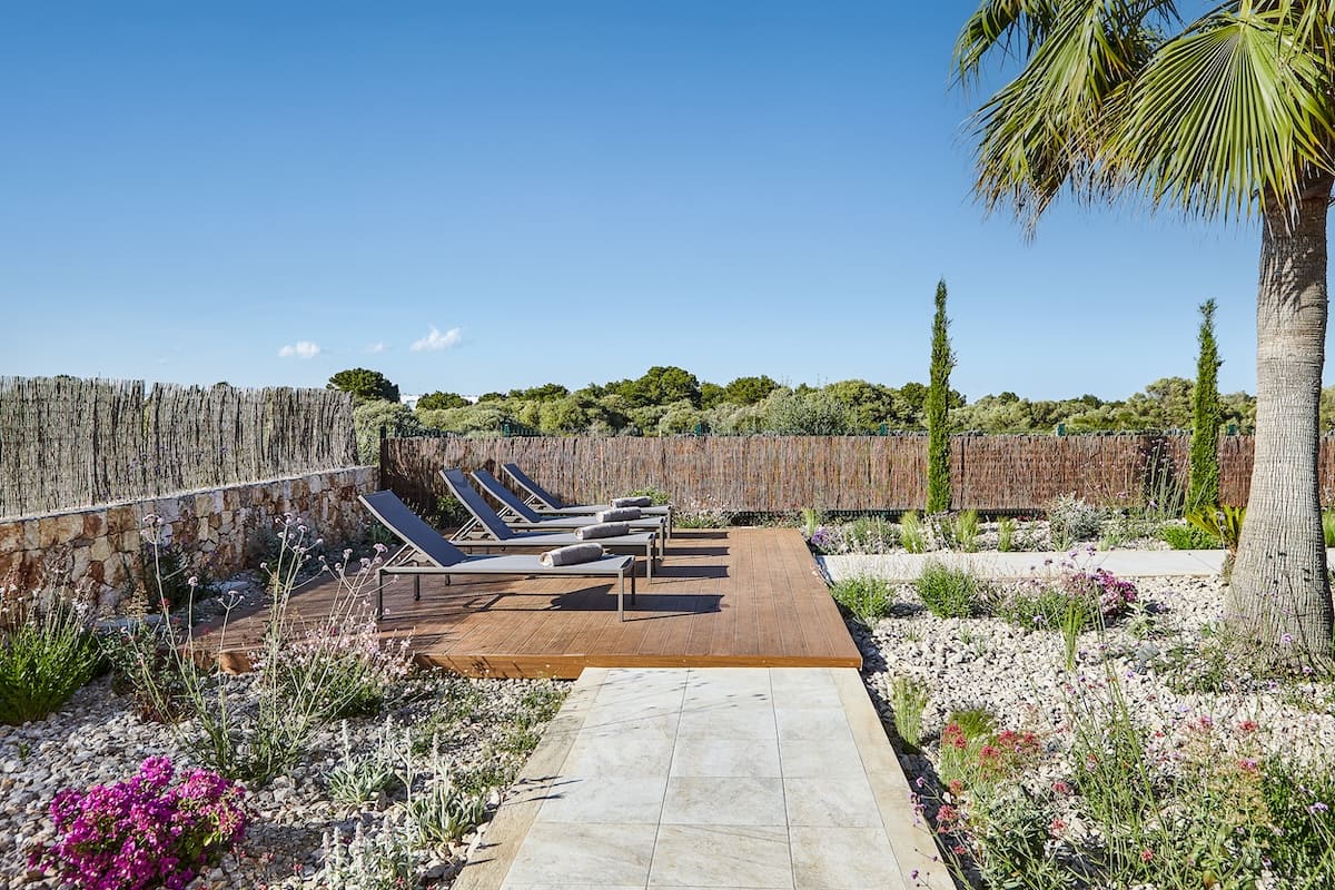 Mediterraner Garten mit Sonnenliegen auf privatem Grundstück der Villa Es Trenc Mallorca nahe Es Trenc