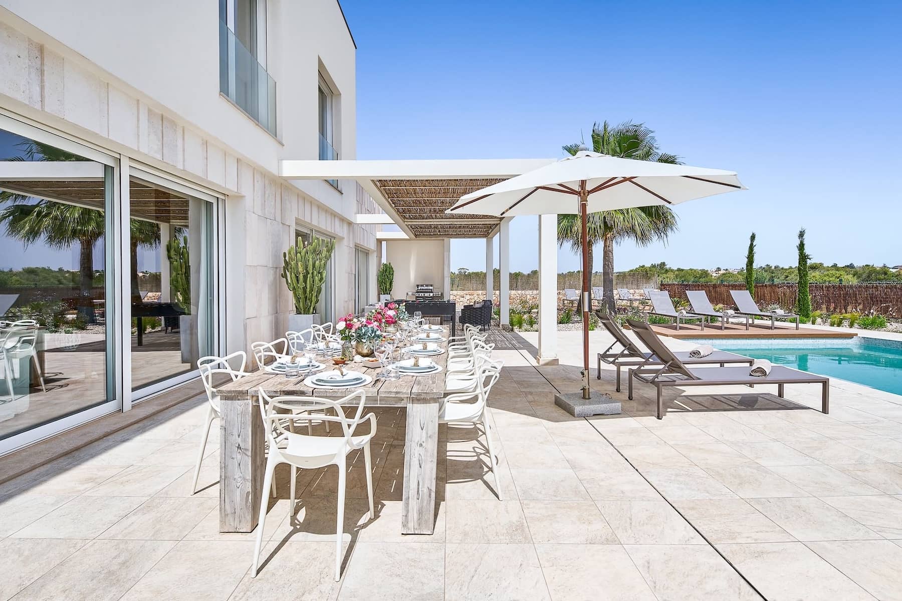 villa-mallorca-zwoelfplaetze-becken